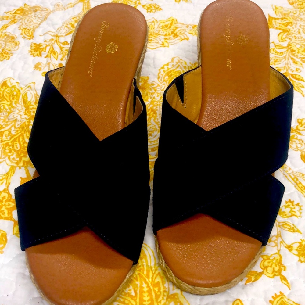 Like New women’s Tommy Bahama Navy slides